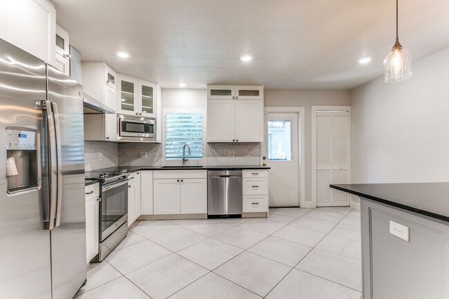 Building Photo - 488-EO