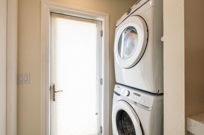 Building Photo - 48910 Noline Pl