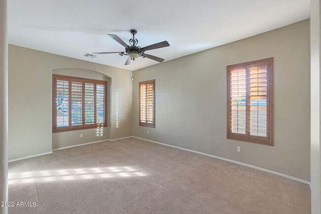 Building Photo - Beautiful 5 bedroom w/pool!