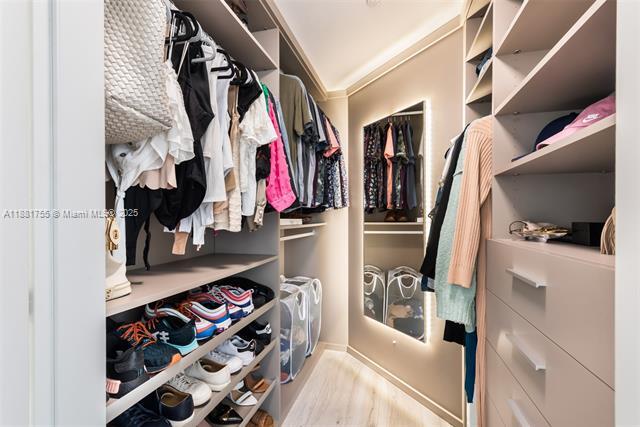 Building Photo - 1300 Brickell Bay Dr