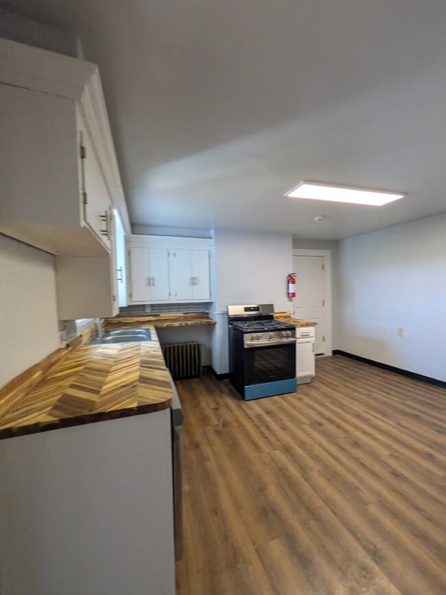 Building Photo - Newly Updated 3 bedroom in Carrick! Section 8 is considered