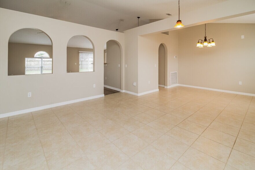 Building Photo - 816 Jarnac Dr
