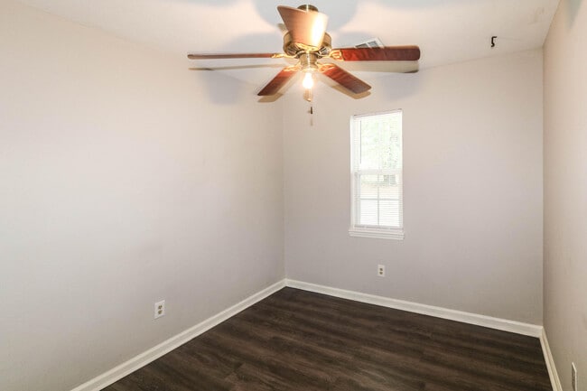 Building Photo - 913 N Willowick Dr