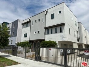 Building Photo - 5226 Satsuma Ave