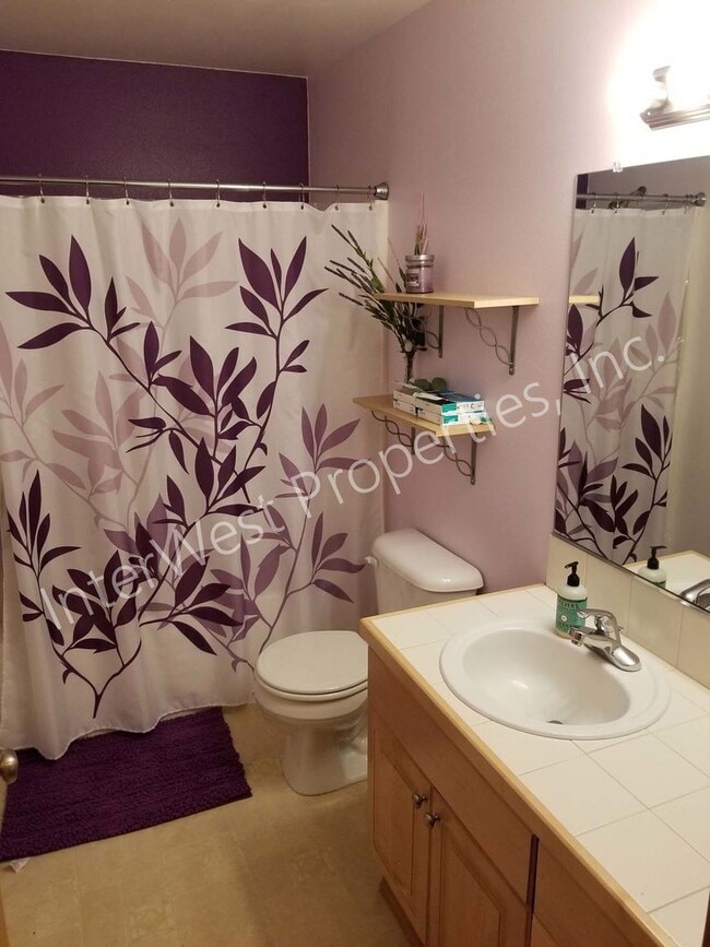 Building Photo - Large 3 Bed 2.5Ba Vancouver Beauty W/ Gas Fireplace, Dog Run, Fenced Yard & So Much More!