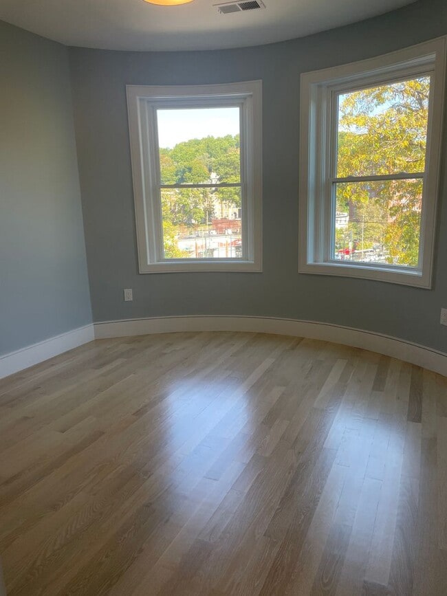 Building Photo - Amazing new four bed, two bath, in unit laundry, central air