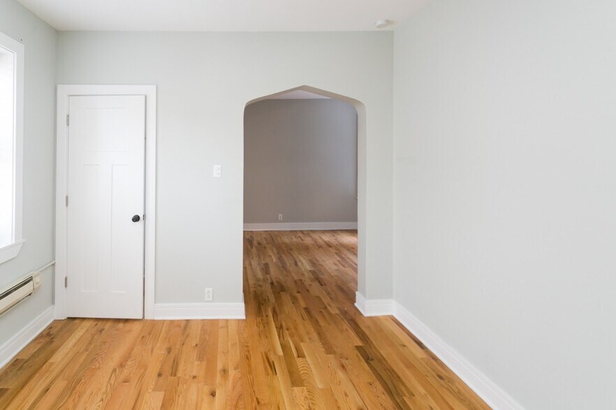 Building Photo - 4418 N Wolcott Ave