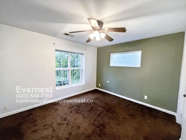 Building Photo - 1-Bedroom, 1-Bathroom Duplex with Convenie...