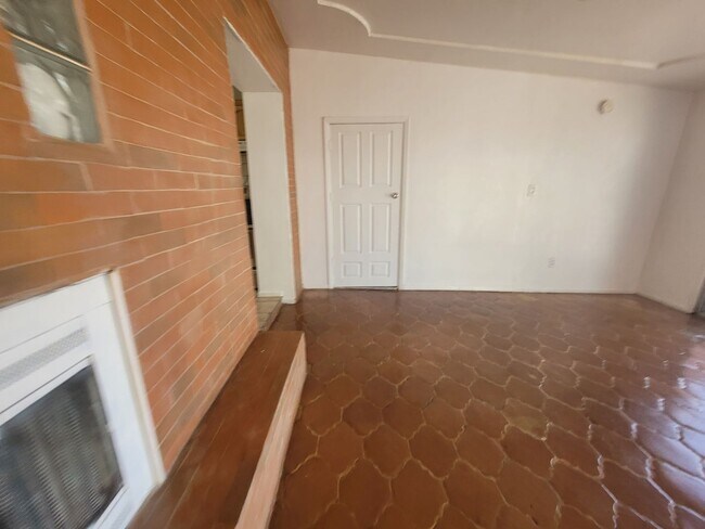 Building Photo - Ready to View!!