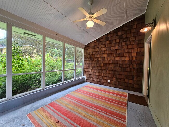 Building Photo - 492 Hemlock Dr