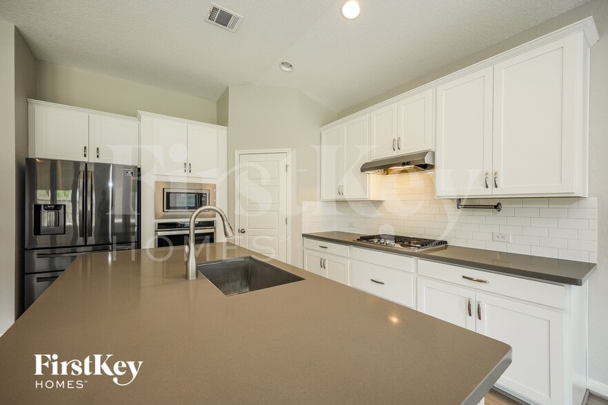 Building Photo - 2207 Tiptop Ln