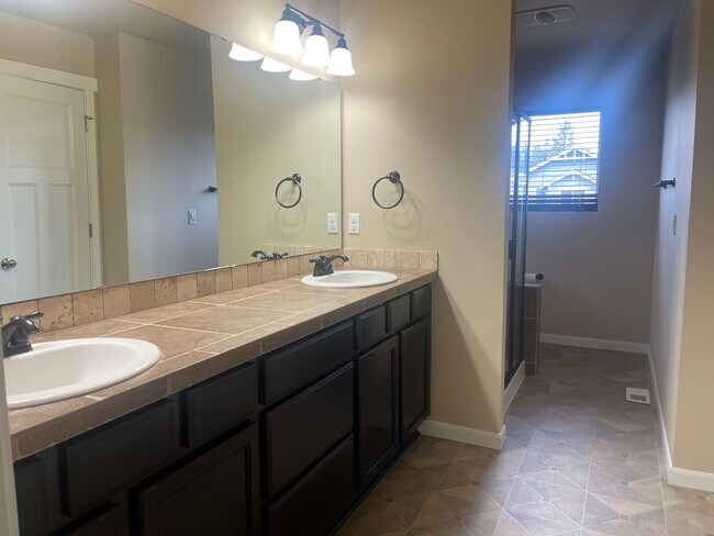 Building Photo - Beautiful 4BR Lacey home