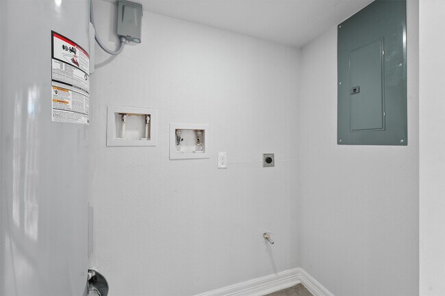 Building Photo - 1615 Hiller St