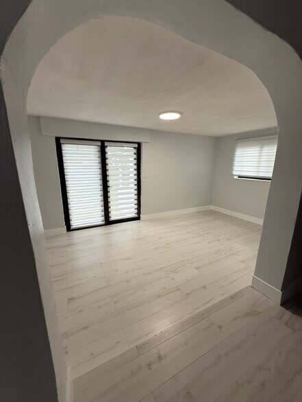 Den - 7142 SW 22nd St