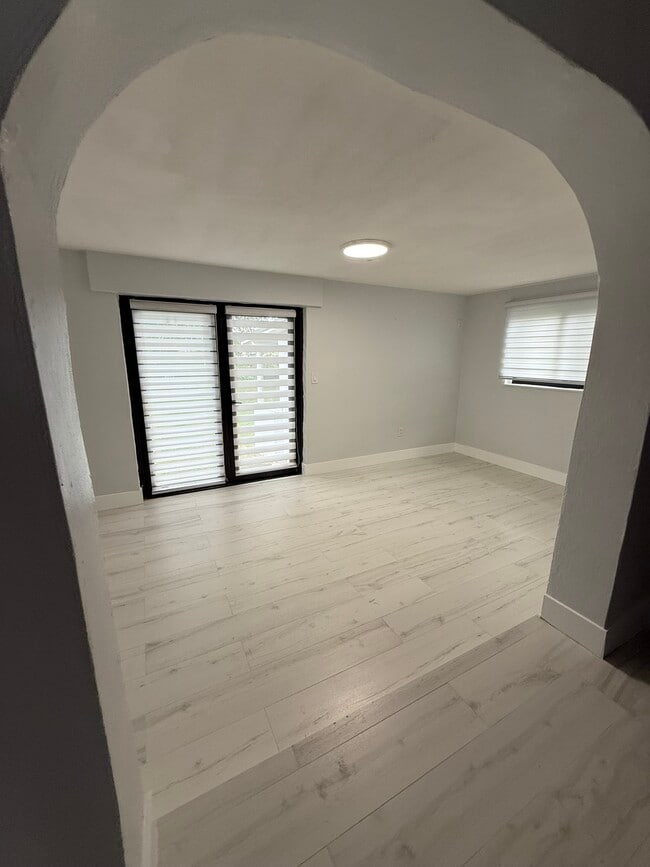 Den - 7142 SW 22nd St