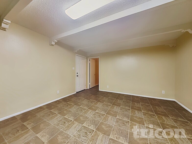 Building Photo - 6258 W Wolf St