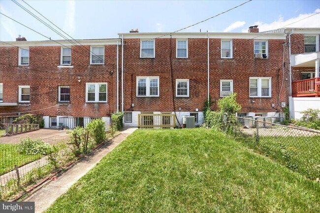 Building Photo - 1323 N Kenwood Ave