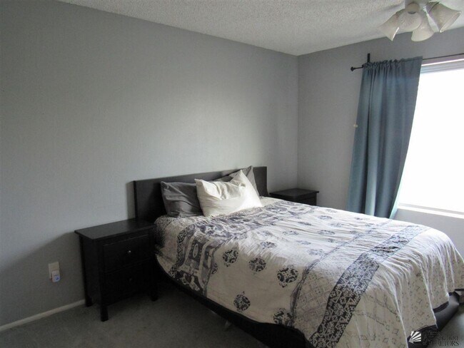 Building Photo - Central townhome with 2 bedrooms and 3 bat...
