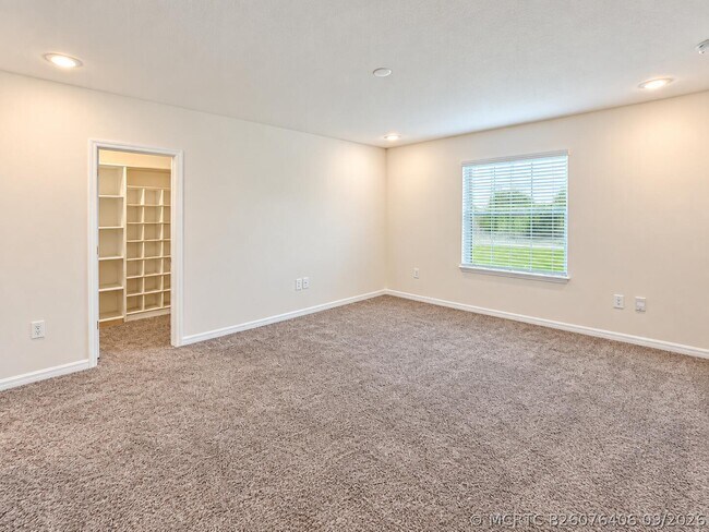 Building Photo - 1025 SW Sarto Ln