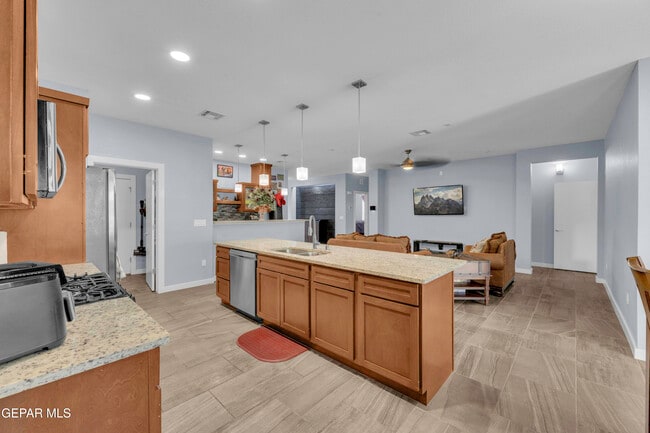 Building Photo - 12631 Mark Twain Ave