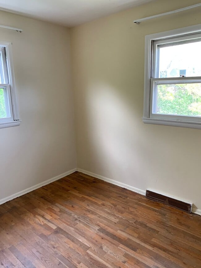 Building Photo - 3 Bedroom, 1 Bath House for Rent