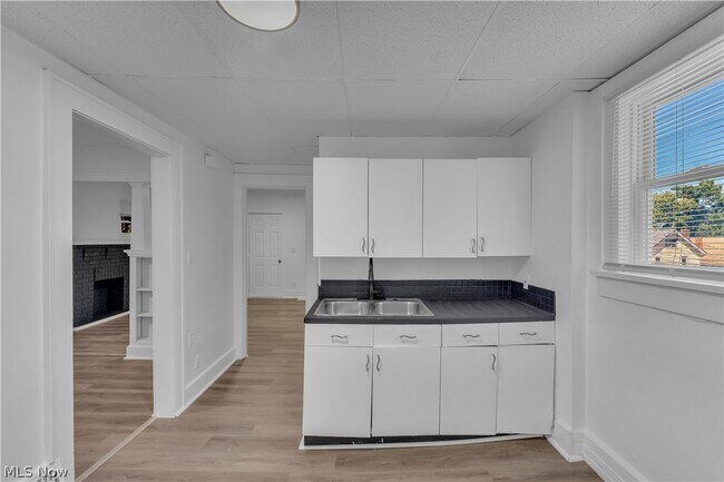 Building Photo - 712 Roselle Ave