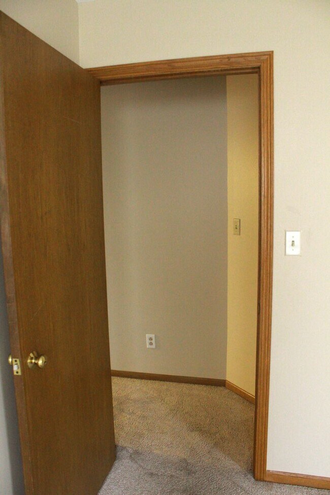 Building Photo - 376-376 Thomas Dr