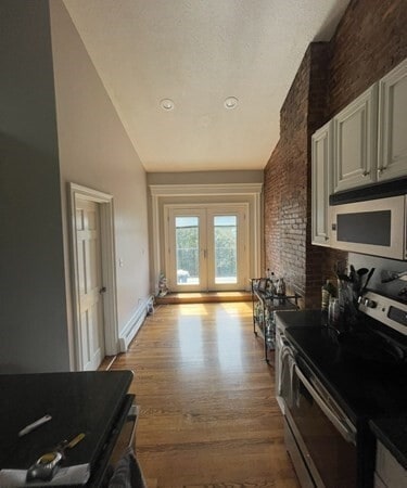 Building Photo - 821 E Broadway