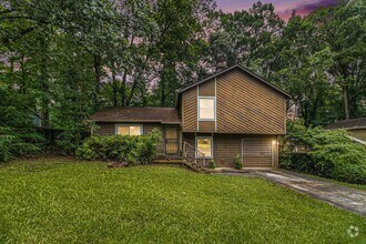 Building Photo - 3 Bedroom 2 Bath Home with Den and Screene...