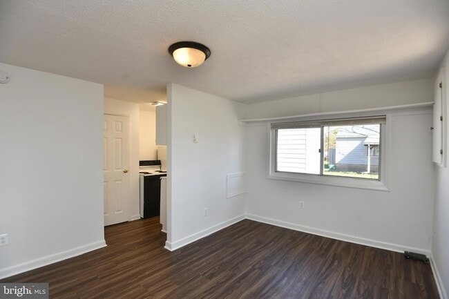 Building Photo - 9001 Yorkshire Ln