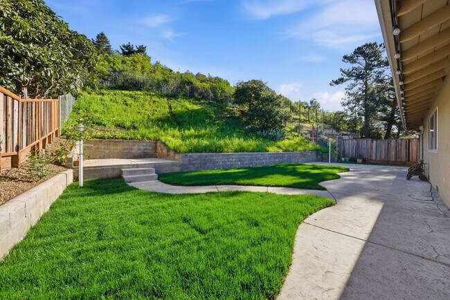 Building Photo - Large Oakland Hills Home With Large Garage/Yard +Laundry Hook-Ups!