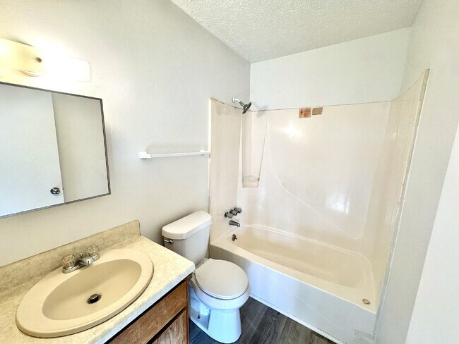Building Photo - "Cozy 1-Bedroom Retreat in Panama City with Modern Comforts!"