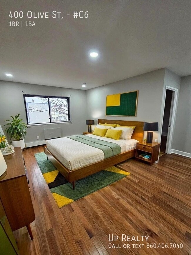 Building Photo - 400 Olive St