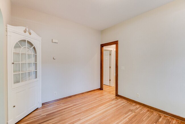 Building Photo - Recently Renovated 4-Bed Close to Macalester, St Thomas, Concordia & St Kate's!