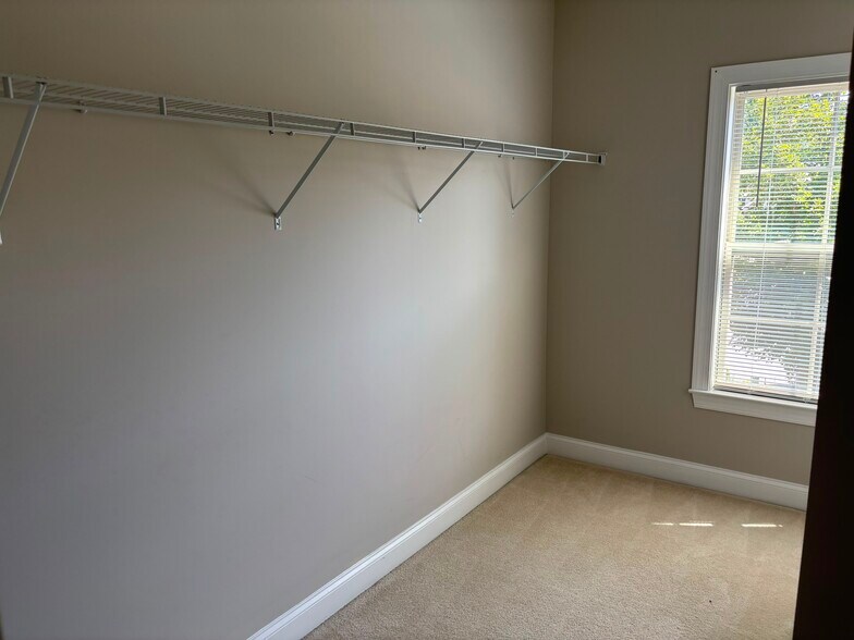 Building Photo - 2035 Davallia Ct
