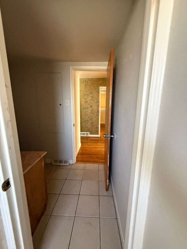 Building Photo - "Charming 3-Bed, 1 bath Sanctuary on Hallstead Drive - A Cozy 1189 Sq. Ft. Gem in St. Louis!"  No...