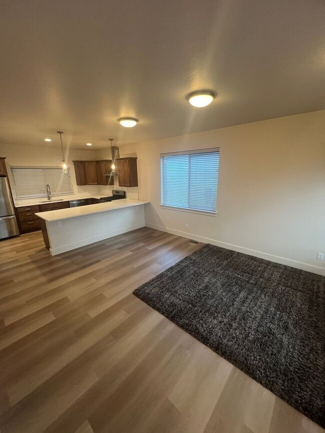 Building Photo - Amazing Newer 3 Bed 2.5 Bath Unit