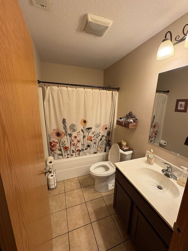 Building Photo - 3 Bedroom 2 Bathroom Duplex