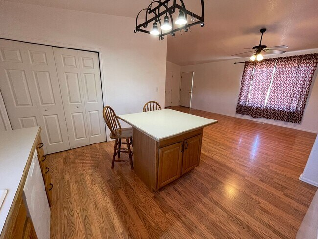 Building Photo - 429 S Oak Creek Dr