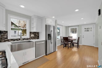 Building Photo - 10 Elm Ave