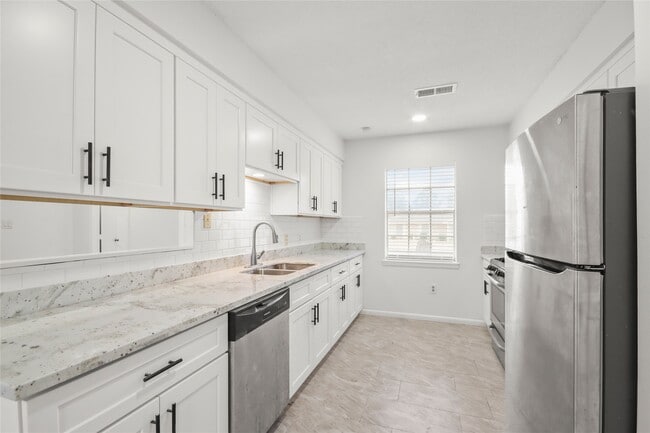 Building Photo - 111 Montrose Cir