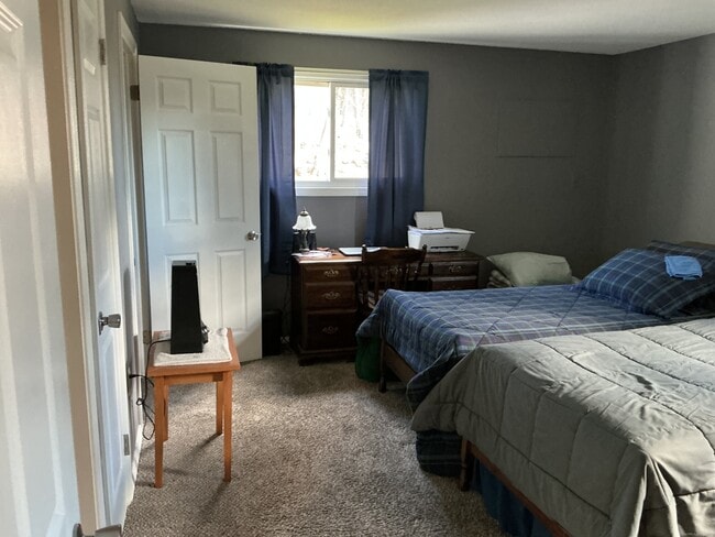 Building Photo - 12 E Farms Rd