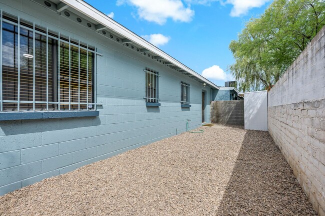 Building Photo - Charming remodeled home near UA