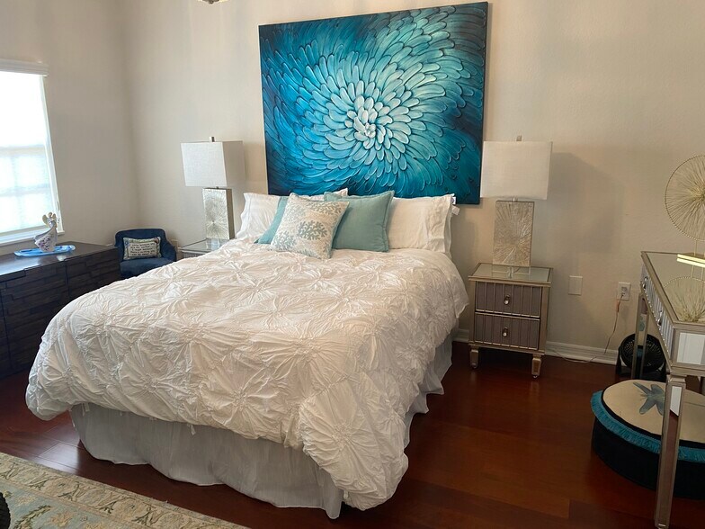 Building Photo - 1188 N Tamiami Trl