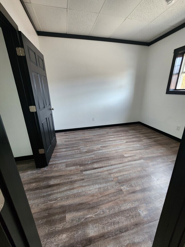 Building Photo - 1125 W 7th St