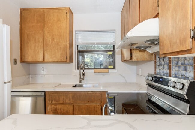 Building Photo - Sunny Potrero Hill 3BR / 1BA Townhome | Private Yard | YouTube Tour