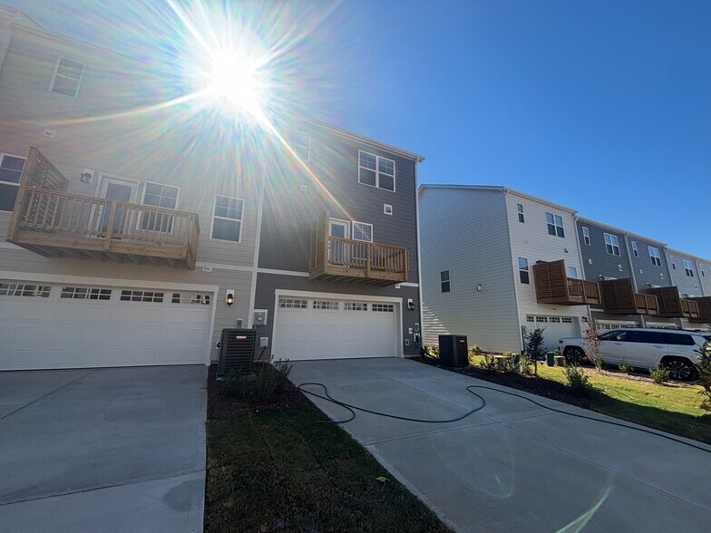 Building Photo - Room in Townhome on Carolina Spgs Blvd