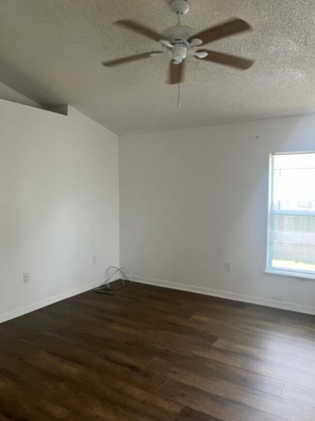 Building Photo - 3 BR/2BA $1950 Middleburg