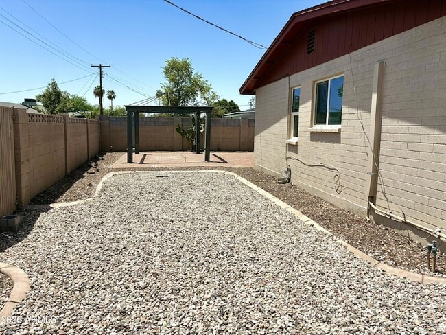 Building Photo - 523 E Malibu Dr