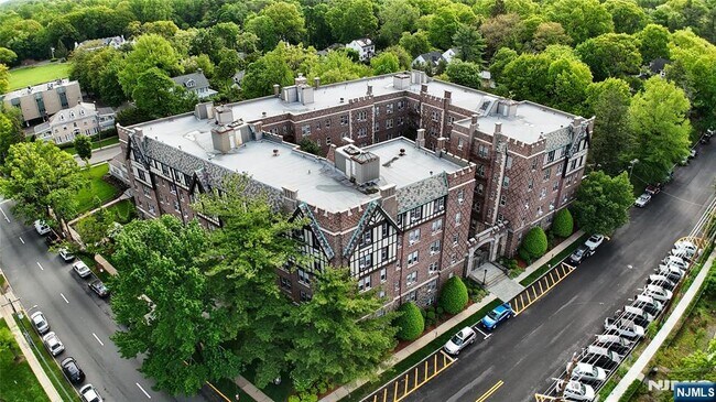 Primary Photo - 275 Engle St